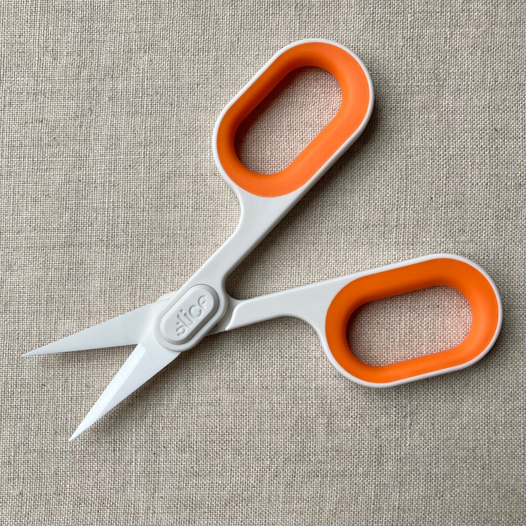 Small Ceramic Scissors pointed – Keepsake Quilting